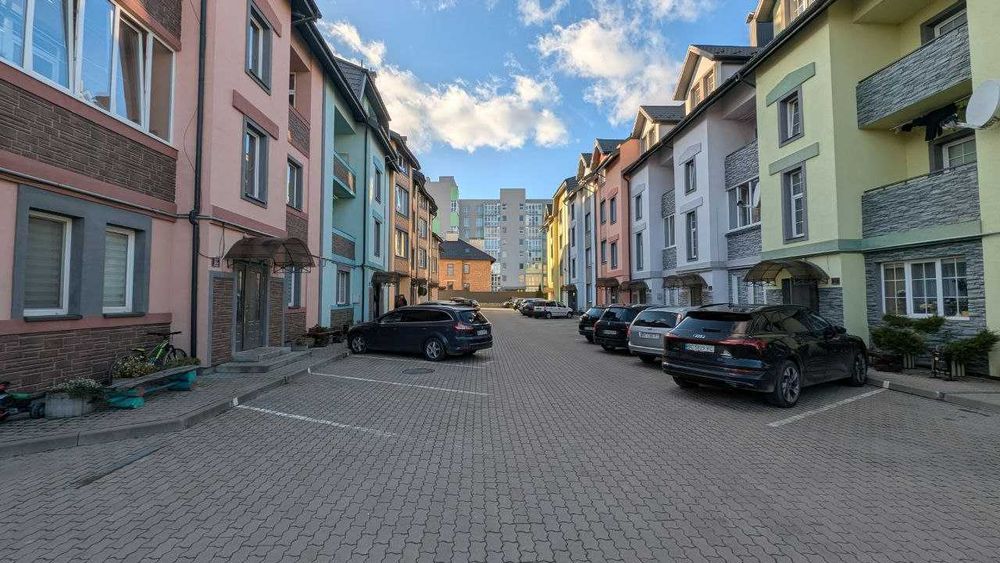 Продається двох'ярусна квартира - Винники, вул. Лисика