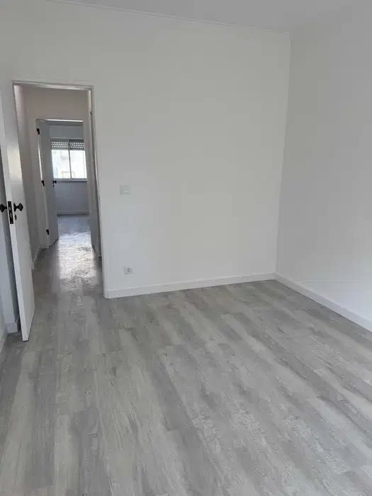 Arrendo T2 Remodelado com 3 assoalhadas no Carregado