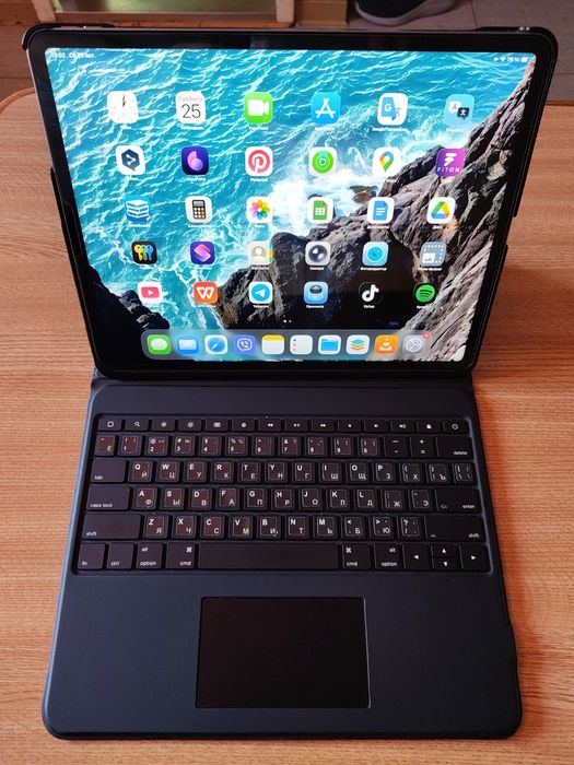 ESR ASCEND чохол клавіатура iPAD 12,9' 5 and 6 gen