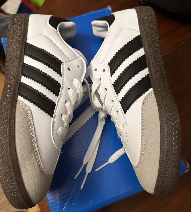 Sapatilhas Adidas modelo Samba n. 34