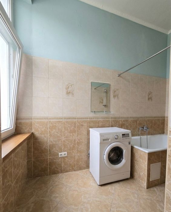 ЦЕНТР МІСТА! площа ФІЛАРМОНІЇ! Продам 2х кімн. 2ий поверх! Балкон!
