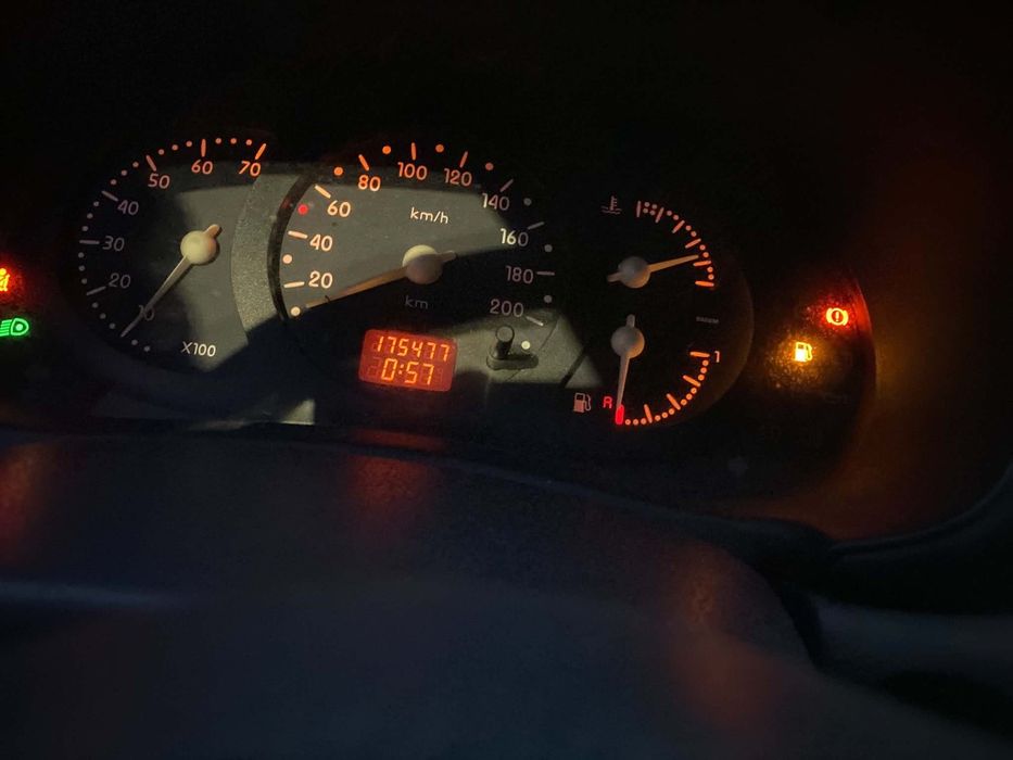 Vendo renoult clio muito bom de mecânica esta impecavel parece um relogio aceito retoma ou troca so tem 175 mil kms muito bom para despachar