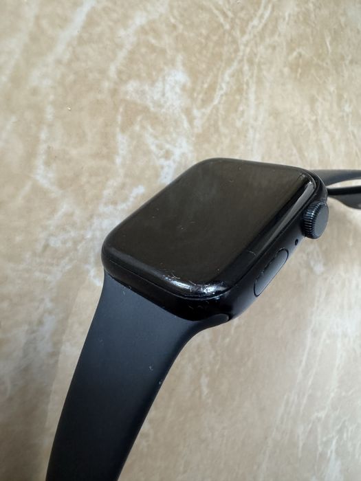 Apple Watch Se (Gen. 2) 44mm + dwa paski