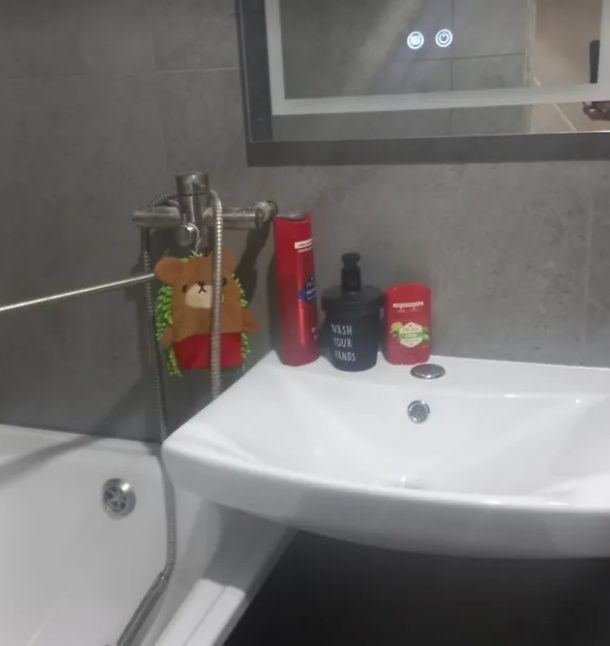 Продається двокімнатна квартира, центр міста