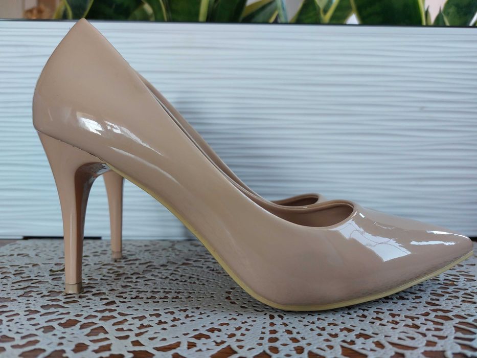 Beżowe czółenka lakierki 38