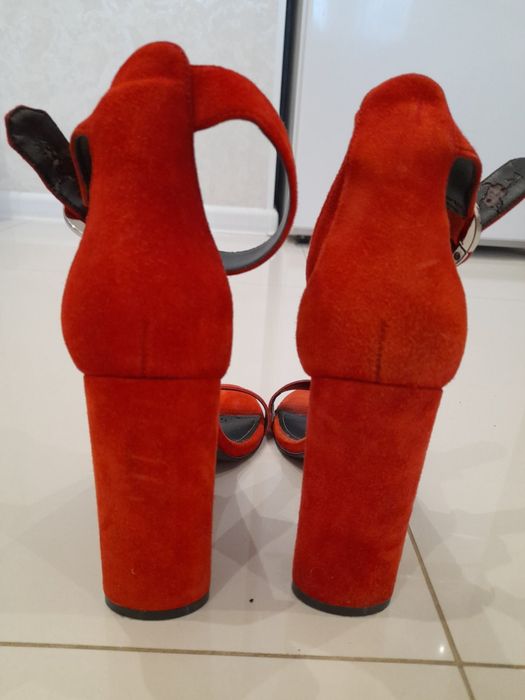 Фірменні  жіночі босоніжки  .