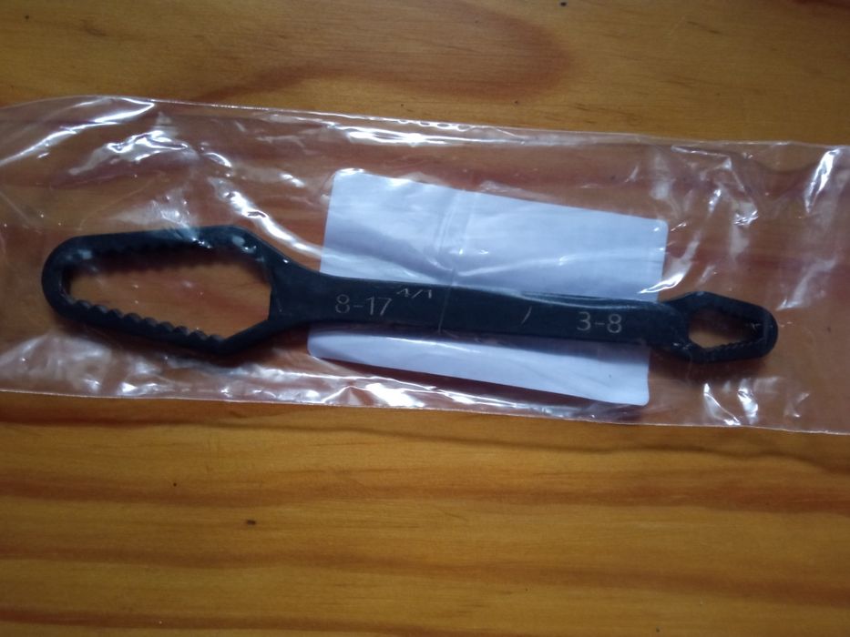 Chave de aperto inovadora com  várias medidas. Novo.