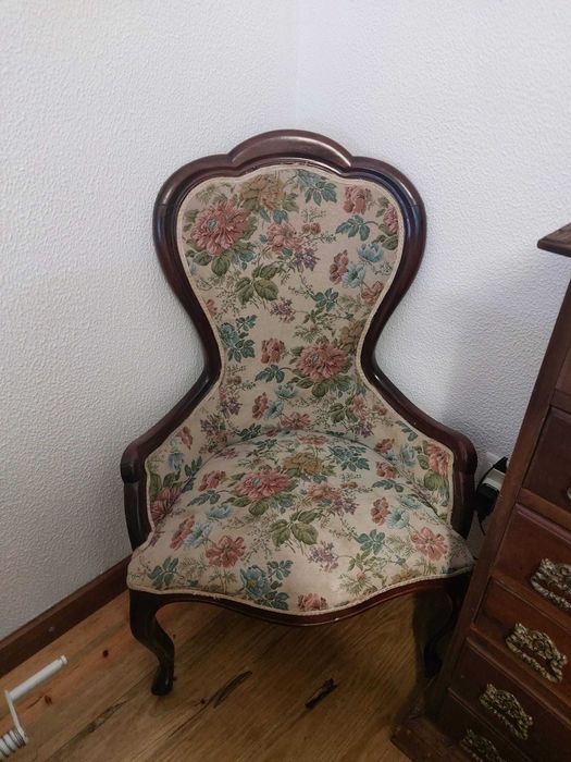 cadeira  de quarto tipo senhorinha antiga
