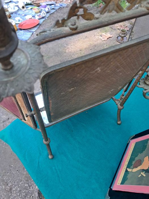 Espelho/tocador muito antigo.