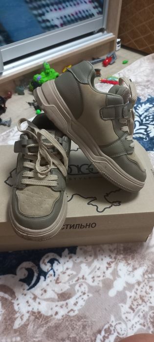 Кросівки на широку ніжку