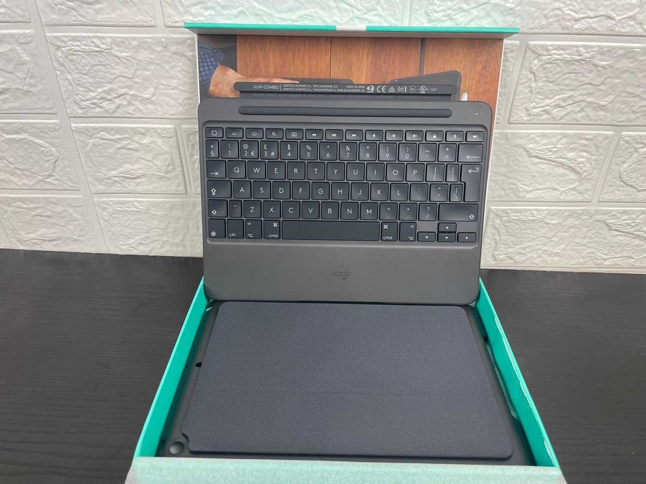 Чохол-клавіатура Logitech Slim Combo Keyboard Case (920-009040) для iPad 5th and 6th generation