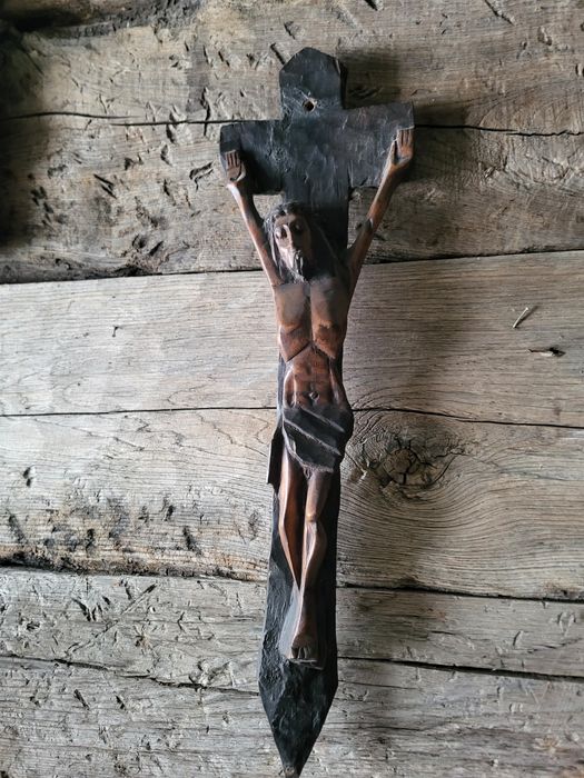 Rzeźbiony drewniany krzyż 51 cm