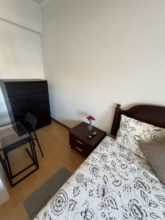 Quarto mobiliado p casal ou familiares na Moita prox. Câmara municipal