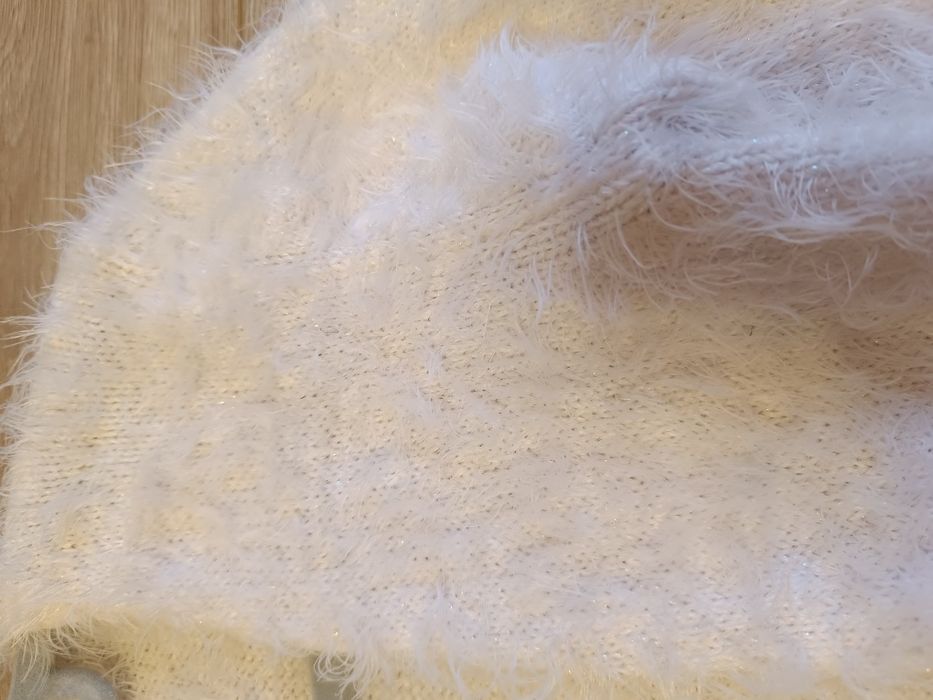 Sweterek dziewczęcy biały