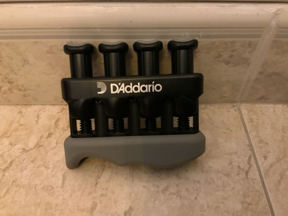 Exercitador de mão D'Addario Varigrip projetado para aumentar a força e a destreza dos dedos.