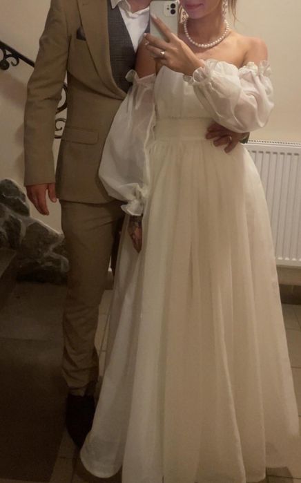 Suknia ślubna ecru.