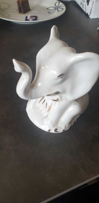 Stary porcelanowy słoń