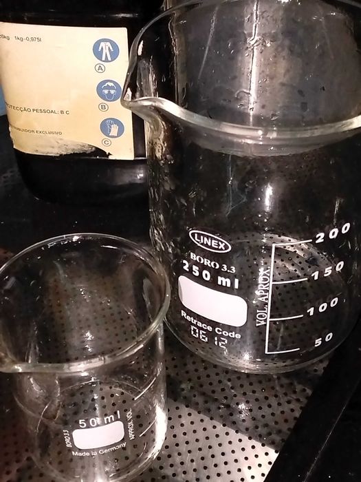 Frascos de farmácia e acessórios de laboratório