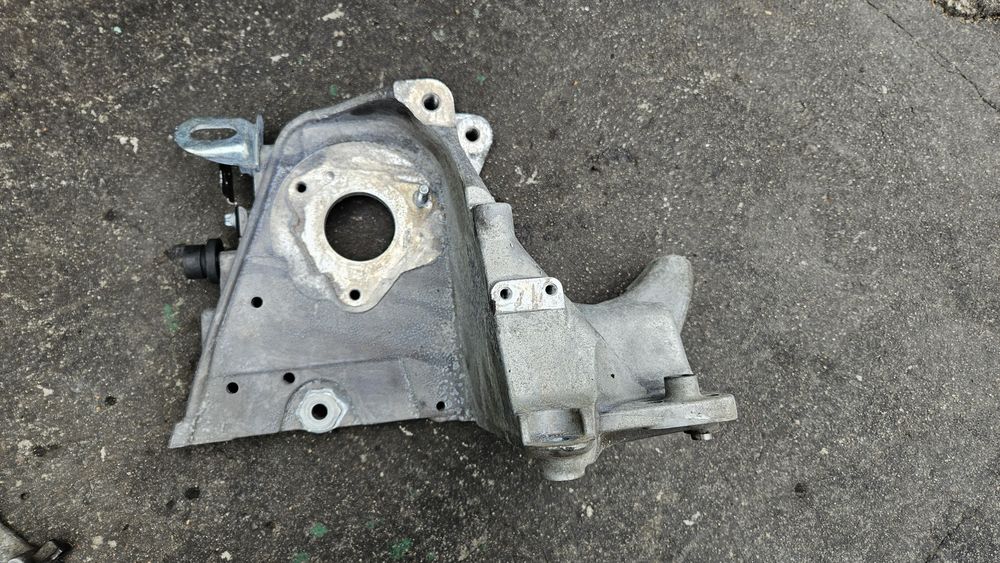 Łapa mocowanie pompy wtryskowej z19dth 1.9 cdti opel vectra c signum