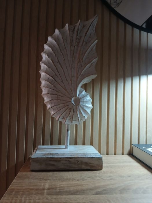Vendo estatueta em madeira em forma de búzio  em excelente estado