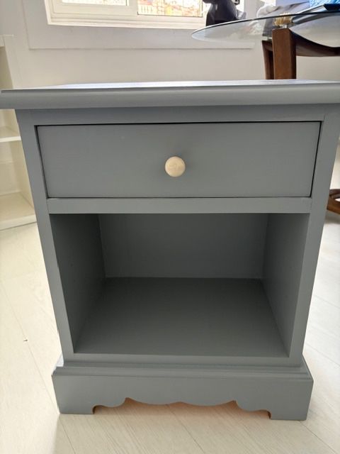 Mesinha de cabeceira em madeira maciça pintada