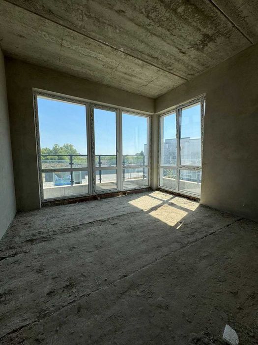 Продається Дуплекс готовий до ремонту з гаражем та бічною ділянкою