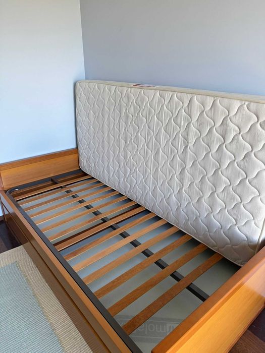 Cama de solteiro + 2 colchões + 2 estrados em excelente estado