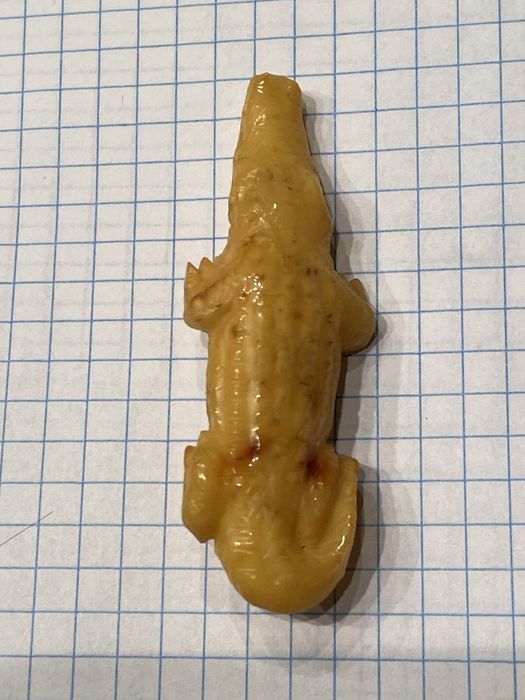 Broszka z bursztynu , krokodyl
