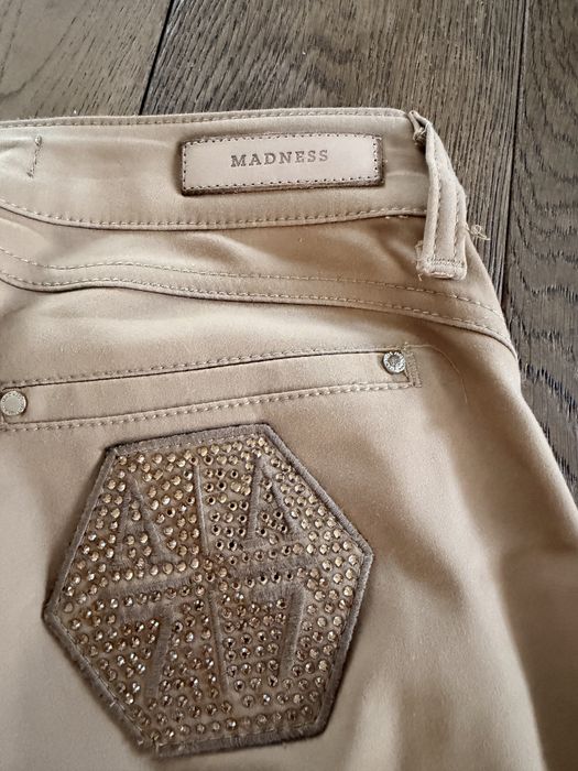 Stylowe spodnie w kolorze camelowym – idealne na co dzień i do pracy!