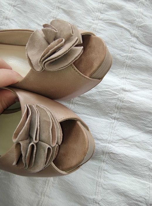 Szpilki na platformie