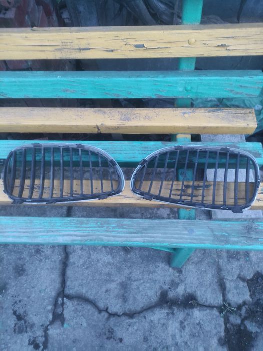 Ніздрі решітки БМВ. Е 60 в.