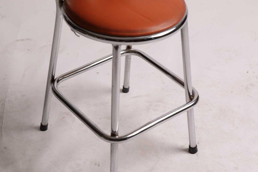 Banco de balcão - Qtd. 25 Und.