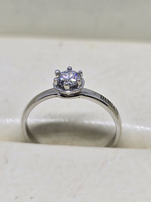 Золотое кольцо с бриллиантом 0,30 ct Damiani.