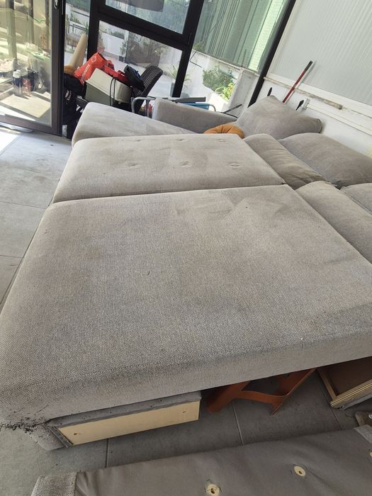 Sofá-cama IKEA EKILSTUNA, cinza, por €250 (original €799).