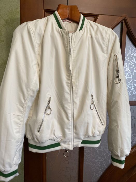 Жіноча біла  куртка