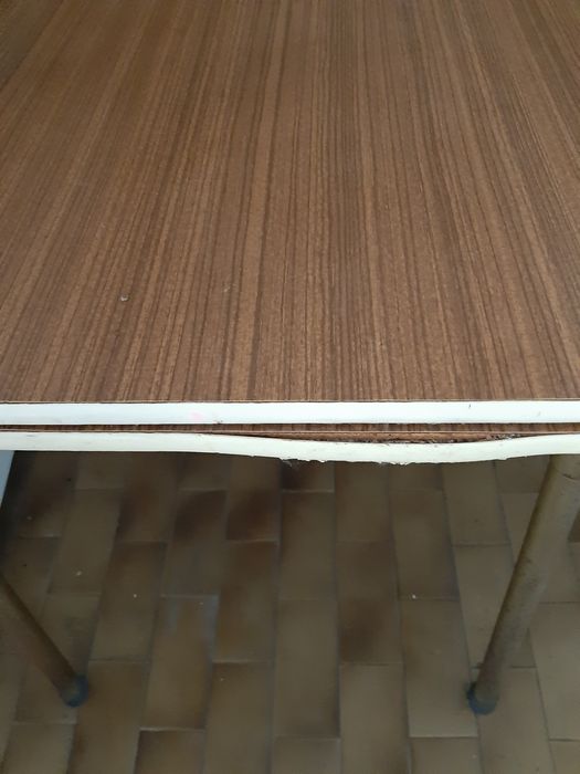 Mesa de cozinha e 2 bancos