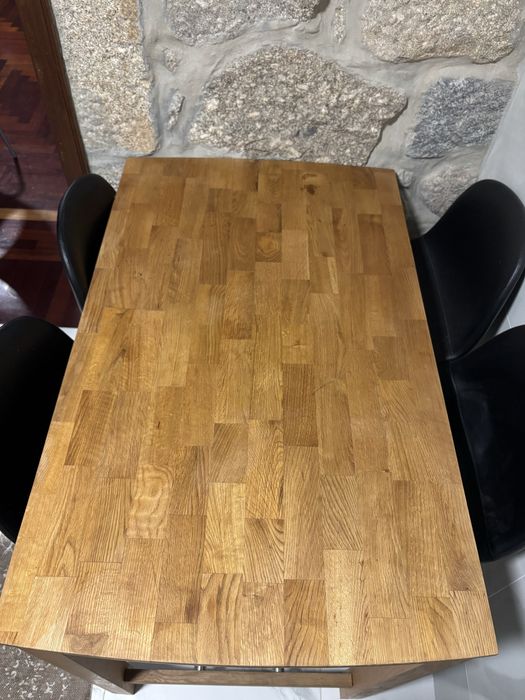 Mesa alta e cadeiras conjuntas JYSK.