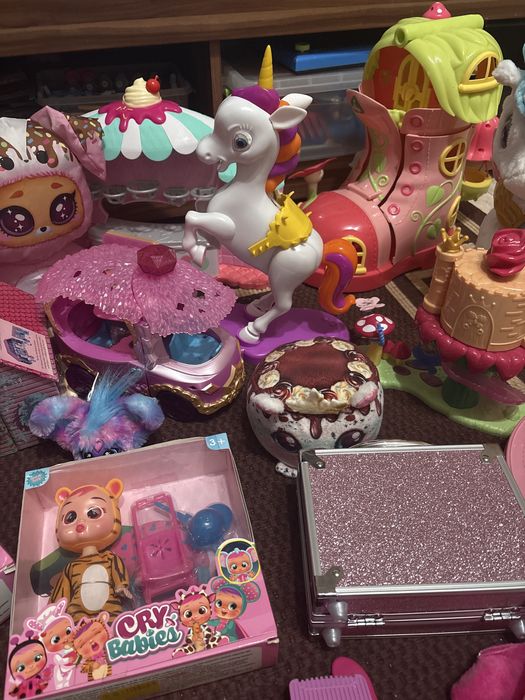 игрушек, в основном состоящий из кукол