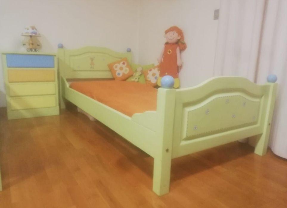 Mobília quarto criança 2 camas/cómoda/mesinha cabeceira pintada à mão