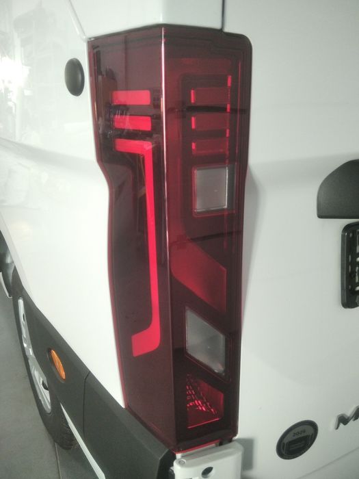 Lampa tylna  Master IV listwy drzwi  bok zderzak