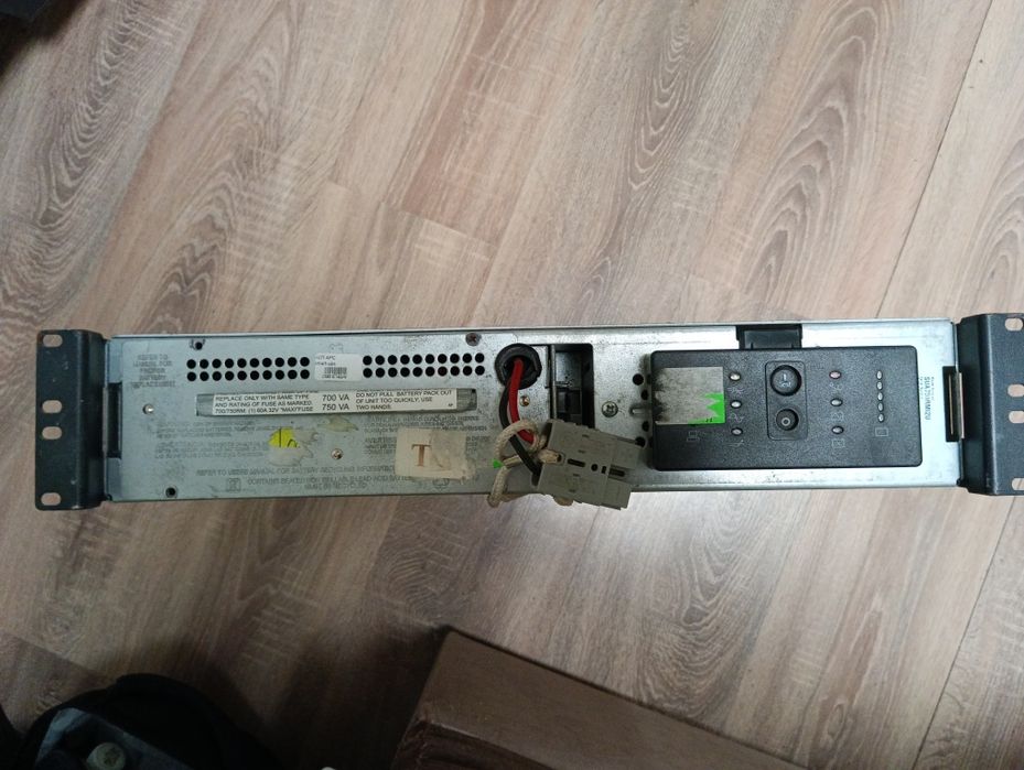 Бесперебойник APC Smart UPS SUA750RMI2U