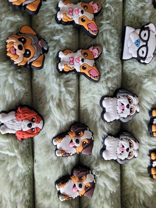 4szt Przypinki do crocs pieski