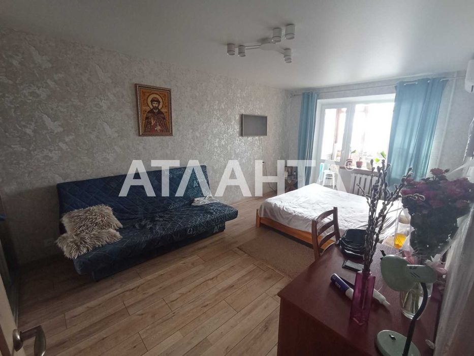 Предлагается 1- комн. на среднем этаже