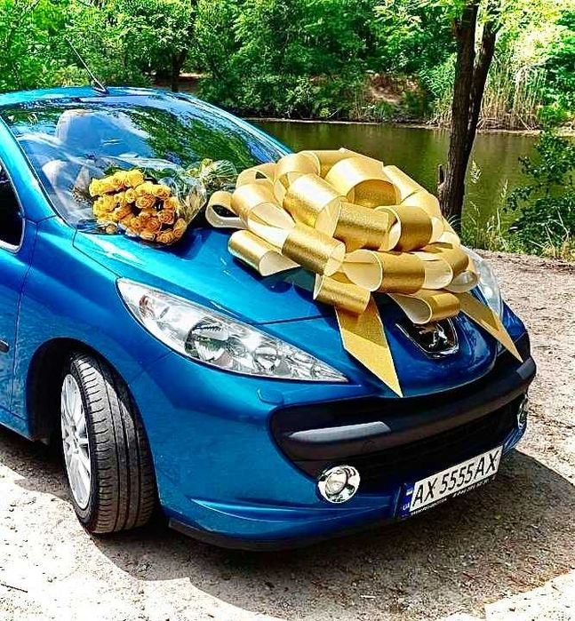 Бант на машину – акцент на Cвято