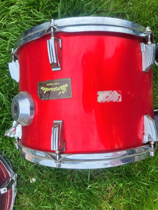 Różne bębny do perkusji