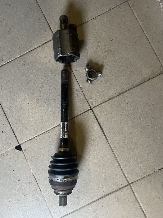 Передня  ліва полуось  AUDI Q3  83а