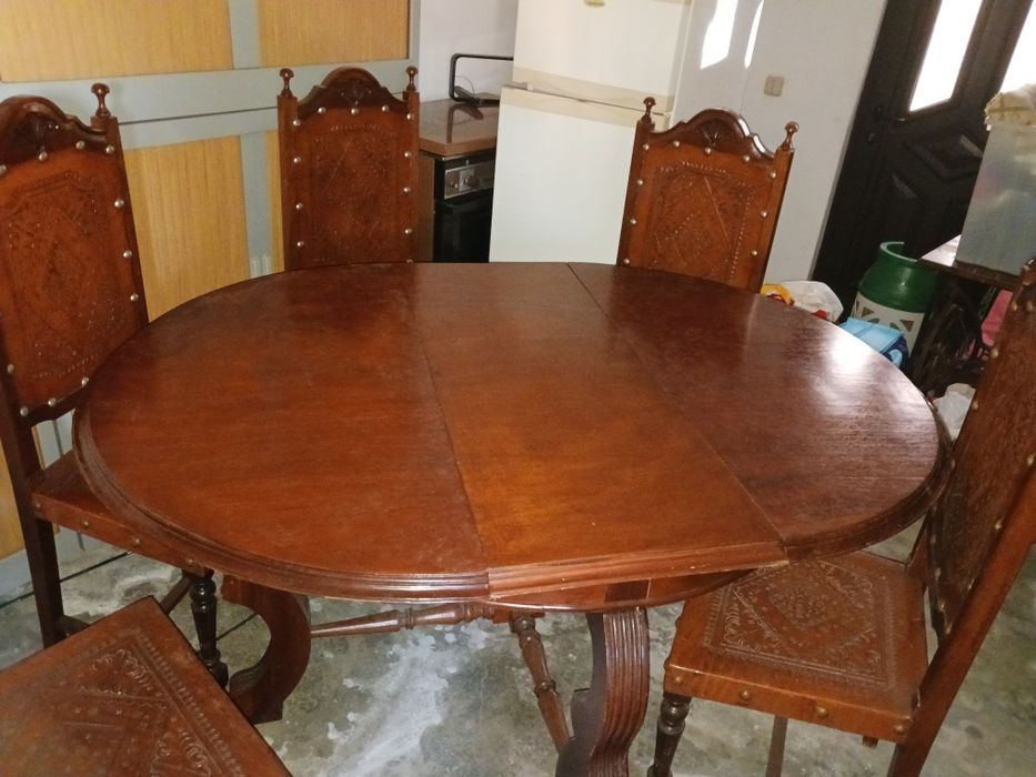 Mesa Extensível de Madeira + 6 Cadeiras em Couro Gravado