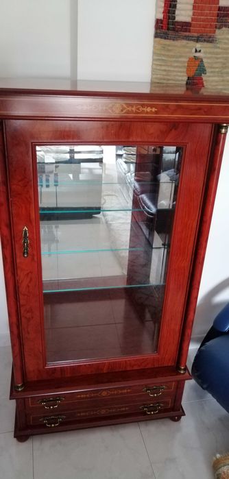 Cristaleira pequena (Nogueira), como nova, para desocupar.