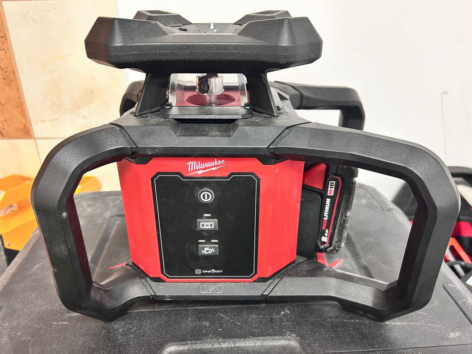 Milwaukee M18 RLOH600-201C – niwelator laserowy + statyw