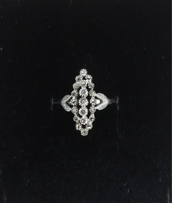 Anel em prata e marcacites.